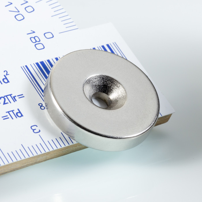 Magnes neodymowy – walec z otworem na śruby z łbem stożkowym o śr.25 x 5 N 80 °C, VMM4-N35